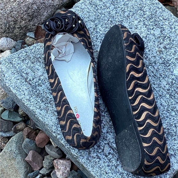 🇫🇷 French Kiss Black and Copper RUFFLE Bow Ballerina Flat Sz - Picture 1 of 15